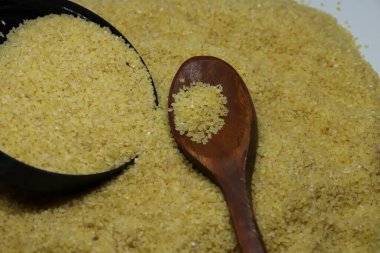 Beyaz arka planda saf Semolina unu veya Rava tozu izole edilmiş.