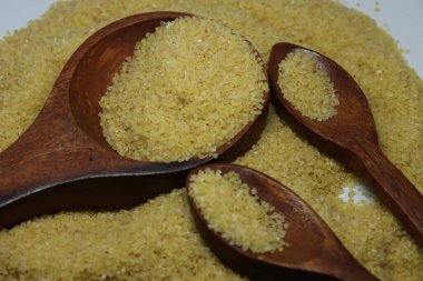 Beyaz arka planda saf Semolina unu veya Rava tozu izole edilmiş.