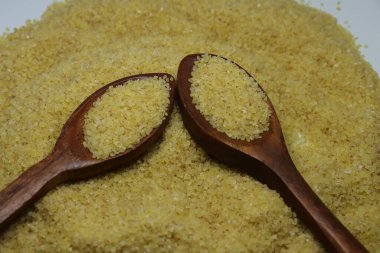 Beyaz arka planda saf Semolina unu veya Rava tozu izole edilmiş.