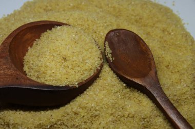 Beyaz arka planda saf Semolina unu veya Rava tozu izole edilmiş.