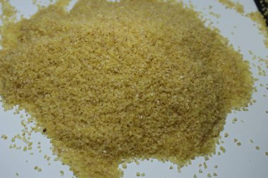 Beyaz arka planda saf Semolina unu veya Rava tozu izole edilmiş.