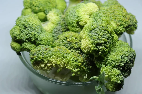 Brokoli Segar Yang Sehat Diisolasi Dengan Latar Belakang Putih — Stok Foto