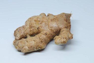 Beyaz arka planda izole edilmiş taze kızıl