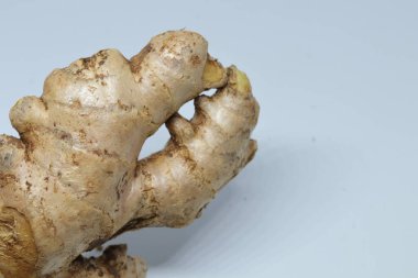 Beyaz arka planda izole edilmiş taze kızıl