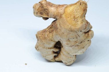 Beyaz arka planda izole edilmiş taze kızıl