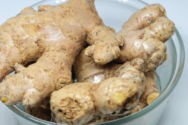 Beyaz arka planda izole edilmiş taze kızıl