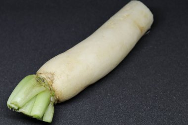 Siyah arkaplanda taze organik turplar izole edilmiş.