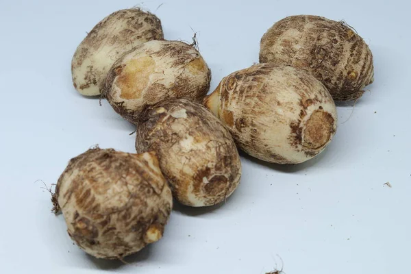 Zole Edilmiş Beyaz Arkaplan Üzerine Taro Veya Colocasia Esculenta — Stok fotoğraf