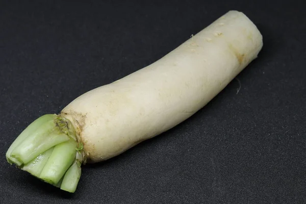 Rábanos Daikon Orgánicos Frescos Aislados Sobre Fondo Negro — Foto de Stock