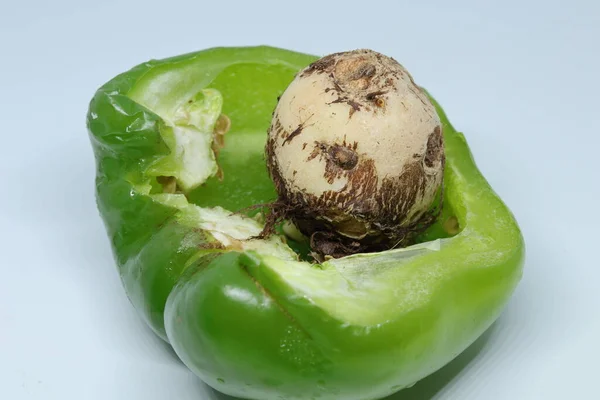 Slice Van Groene Paprika Capsicum Geïsoleerd Witte Achtergrond — Stockfoto