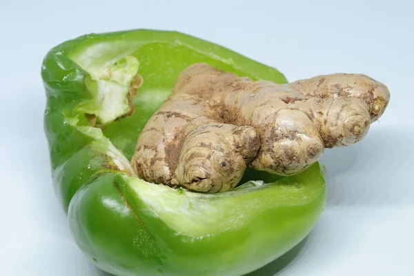 Scheibe Grüner Paprika Oder Paprika Isoliert Auf Weißem Hintergrund — Stockfoto