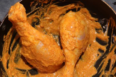  Beyaz arka planda iki çiğ tavuk budu budu.