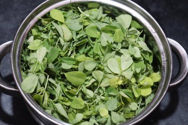 Taze Yeşil FenuGreek Beyaz Arkaplanda Yapraklar