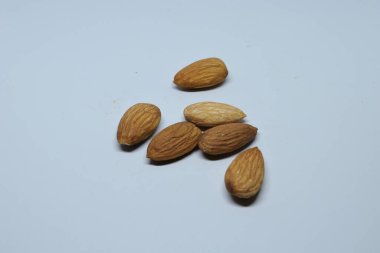 Beyaz arkaplanda izole edilmiş bademler