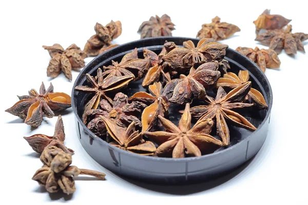 Beyaz arkaplanda izole edilmiş parmotrema perlatum çiçekleri