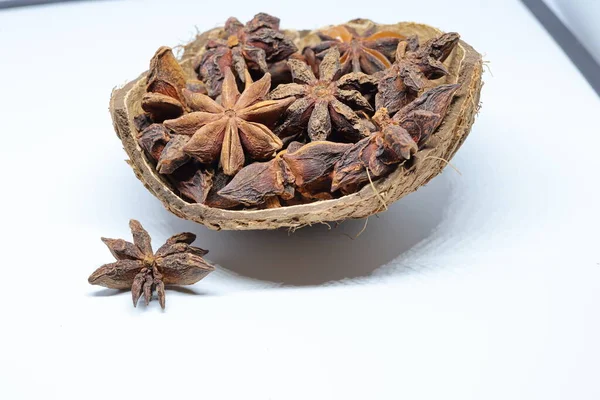 Beyaz arkaplanda izole edilmiş parmotrema perlatum çiçekleri