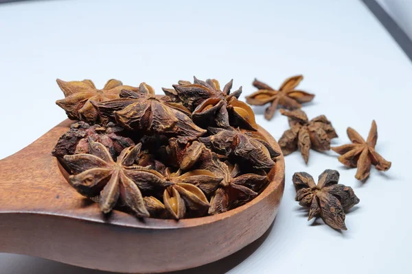 Beyaz arkaplanda izole edilmiş parmotrema perlatum çiçekleri