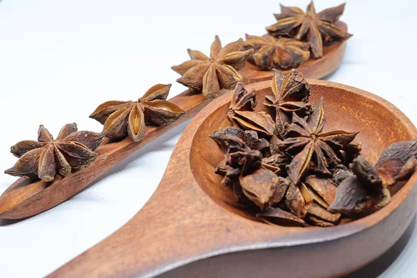 Beyaz arkaplanda izole edilmiş parmotrema perlatum çiçekleri