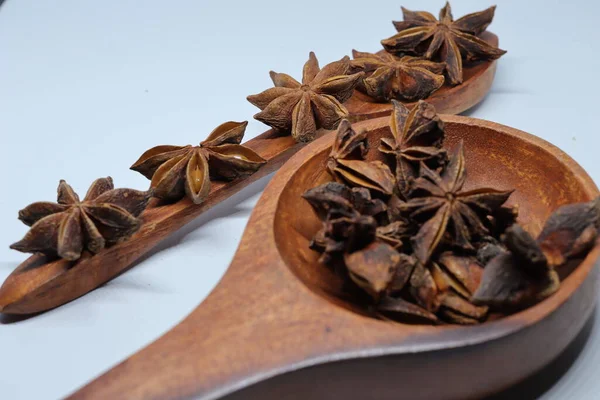 Beyaz arkaplanda izole edilmiş parmotrema perlatum çiçekleri