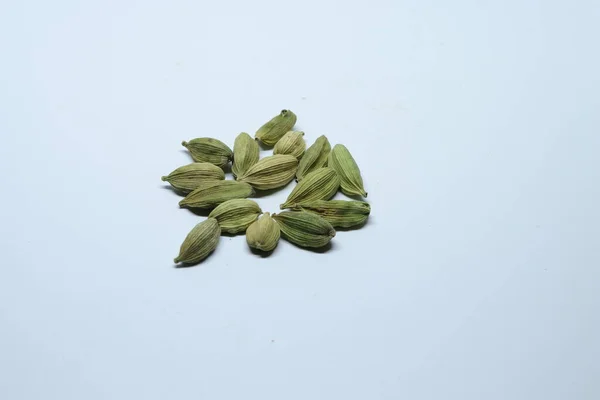 Verde Sementes Cardamomo Secas Isoladas Sobre Fundo Branco — Fotografia de Stock