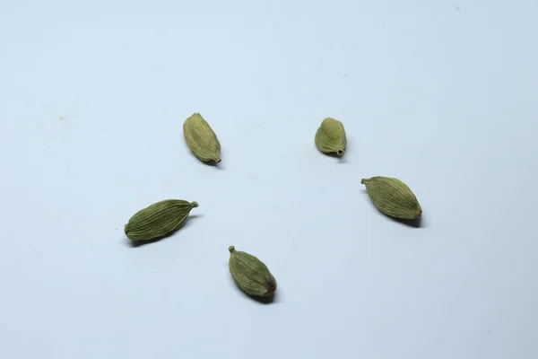 Beyaz Arka Planda Izole Edilmiş Yeşil Kakule Tohumları — Stok fotoğraf
