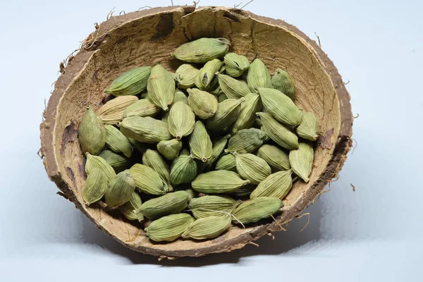 Verde Sementes Cardamomo Secas Isoladas Sobre Fundo Branco — Fotografia de Stock