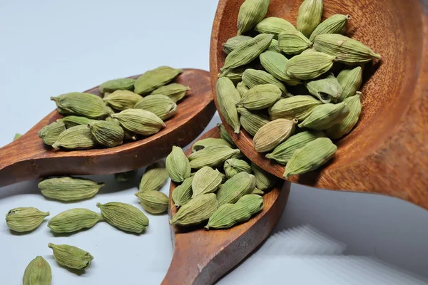 Pequena Pilha Sementes Cardamão Verde Isoladas Fundo Branco — Fotografia de Stock