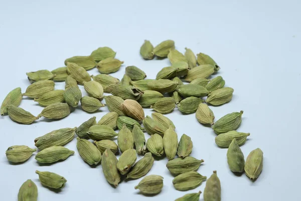 Pequeña Pila Semillas Cardamomo Verde Aisladas Sobre Fondo Blanco —  Fotos de Stock