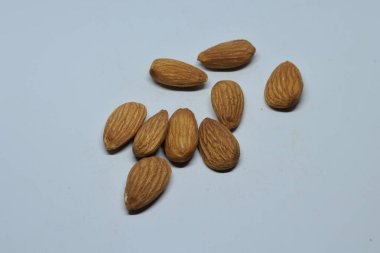 Beyaz arkaplanda izole edilmiş bademler