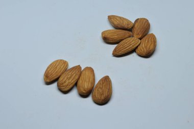 Beyaz arkaplanda izole edilmiş bademler