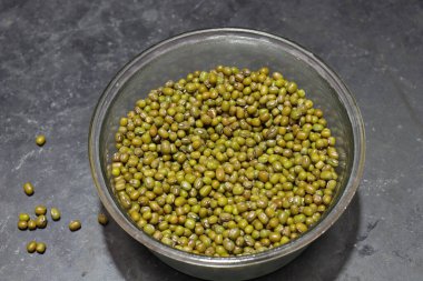 Beyaz arkaplanda taze yeşil fasulye