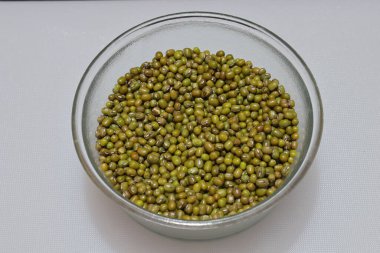 Beyaz arkaplanda taze yeşil fasulye