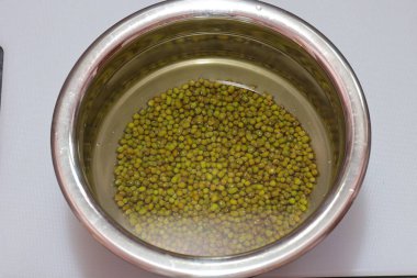 Beyaz arkaplanda taze yeşil fasulye