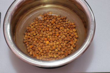 Beyaz arkaplanda taze sarı nohut