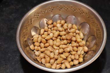 Siyah arka planda taze ve sağlıklı filizler.