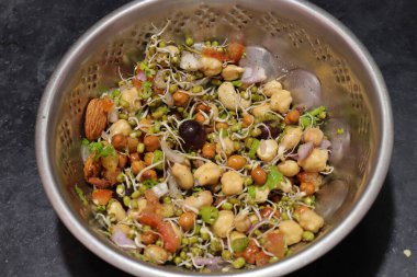  Siyah arka planda taze ve sağlıklı filizler.