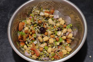  Siyah arka planda taze ve sağlıklı filizler.