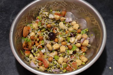  Siyah arka planda taze ve sağlıklı filizler.