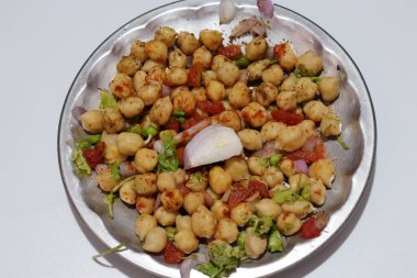  Siyah arka planda taze ve sağlıklı filizler.