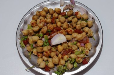 Beyaz arka planda taze haşlanmış nohut.