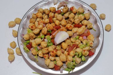 Beyaz arka planda taze haşlanmış nohut.