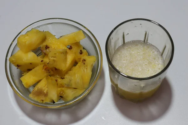 Świeże Surowe Dojrzałe Owoce Kawałki Ananasa Izolowane Białym Tle — Zdjęcie stockowe