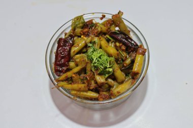 Yeşil fasulye, kuru köri, kare kasede servis edilen Hint sebze tarifi. 