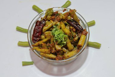 Yeşil fasulye, kuru köri, kare kasede servis edilen Hint sebze tarifi. 