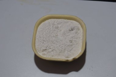 Un dolu bir kasenin üst görüntüsü.