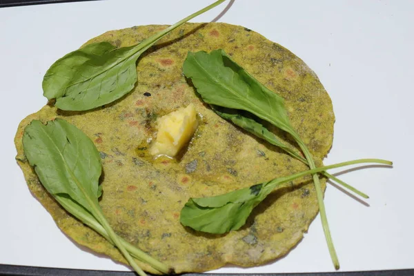 Palak Parathaは 小麦粉とほうれん草を少しスパイスで作ったおいしくて健康的でおいしいインドのフラットブレッドです — ストック写真