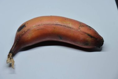 Beyaz arka planda taze olgun muzlar.