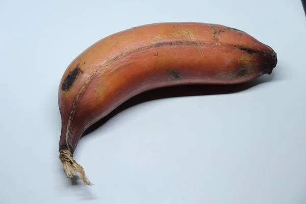 Bando Bananas Maduras Frescas Fundo Branco — Fotografia de Stock