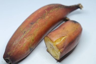 Beyaz arka planda taze olgun muzlar.