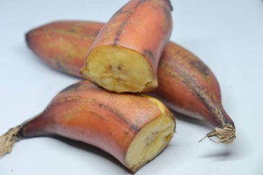 Beyaz arka planda taze olgun muzlar.